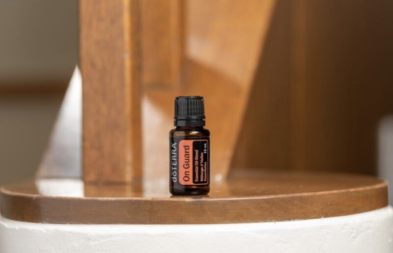 doTERRA On Guard Öl auf Holzstuhl