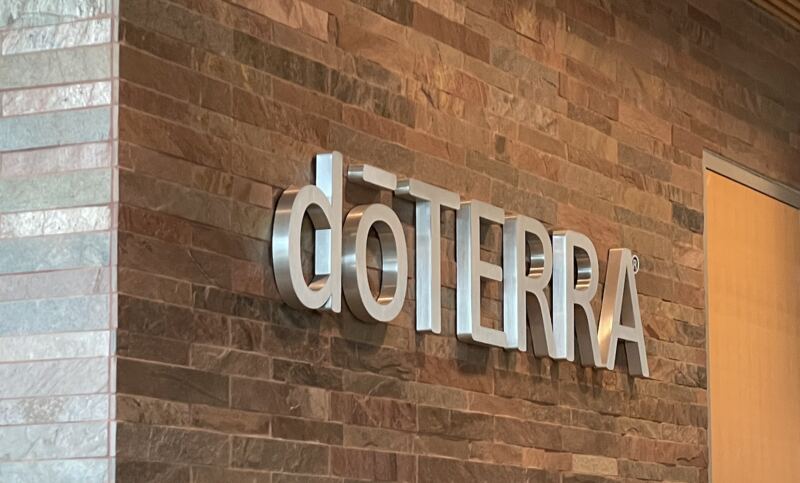dōTERRA Logo auf Stein - Symbol für Qualität und Natur